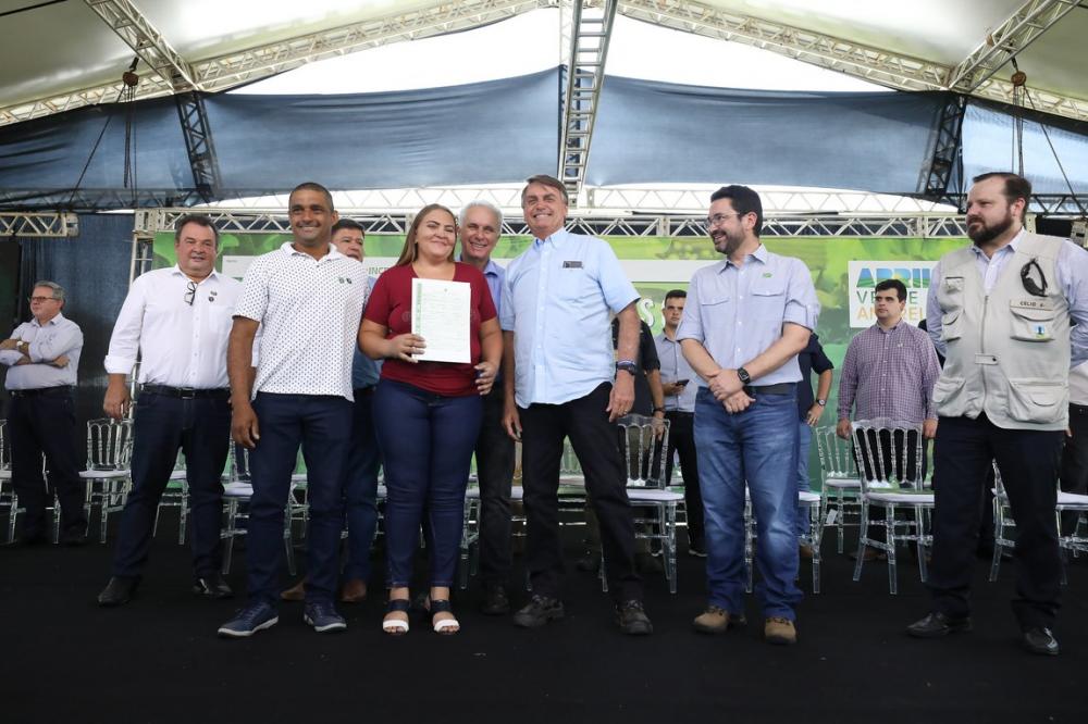 A regularização fundiária é uma das prioridades do Governo Federal. Na atual gestão, já foram emitidos 340.330 títulos em todo o país a beneficiários da reforma agrária e ocupantes de áreas públicas federais, que aguardavam há décadas pelo documento, conc