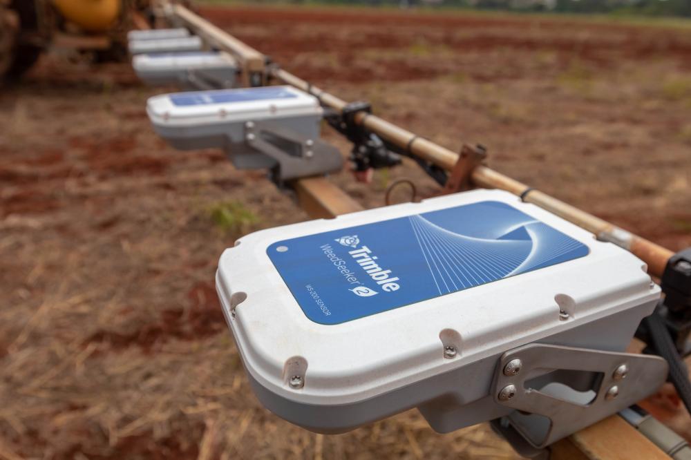 Trimble® GFX-350 é o mais novo monitor de orientação da Trimble. Esta solução rentável oferece grande funcionalidade e um processo de instalação simplificado, fornecendo acesso a direção automática e controle de aplicação para todas as fazendas.