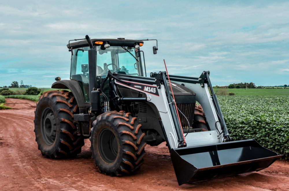 O novo produto de carregador frontal da Marispan, o M145 atende tratores de 190 a 240CV de potência com carga máxima de 2 mil quilos.