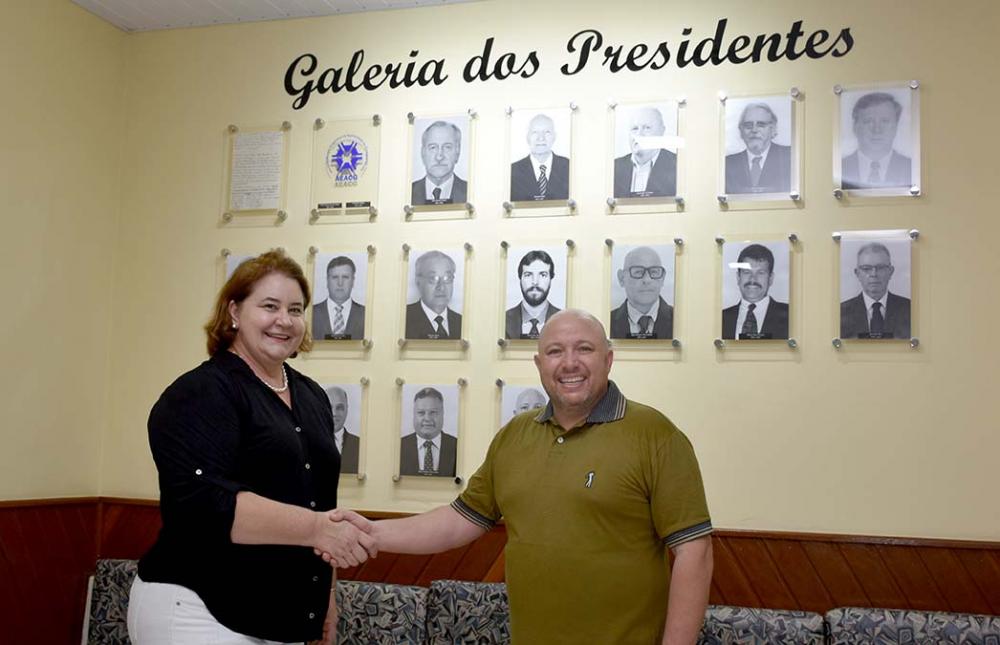 A atual presidente Luciane Curtes Porfírio Silva e o ex-presidente Rulian Berger.