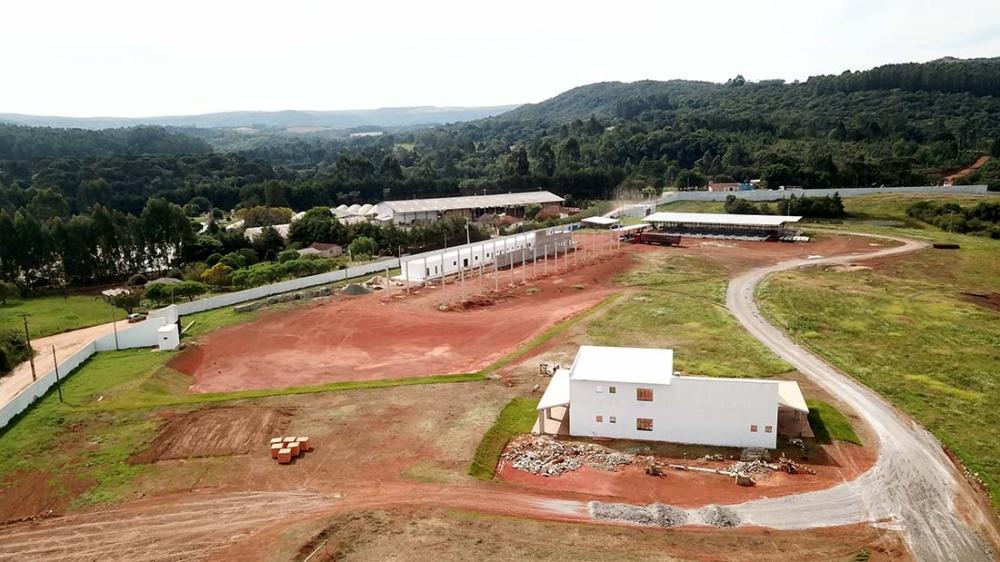 Durante a reunião a comunidade pode saber como está a construção do Frigorífico Boi Barão e o que representa para economia local e regional. Foto Toninho Anhaia