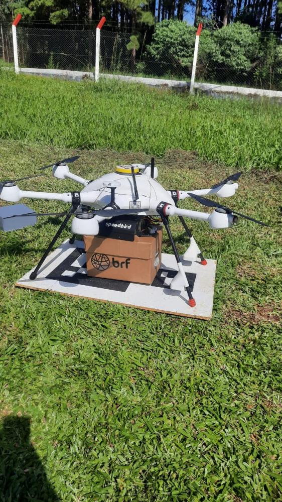 A aeronave utilizada atualmente comporta peso máximo de 2,5 quilos e pode levar em torno de 40 doses, realizando, em média, 23 viagens diárias – transportando, assim, cerca de 900 doses por semana.