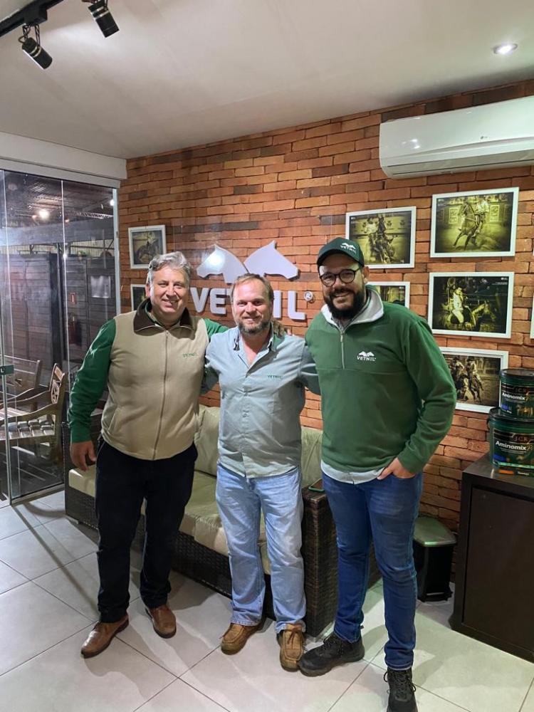 Da esquerda para a direita, Luciano Picawt - Coordenador de Vendas Vetnil, Matheus Pessin - Promotor de Vendas Vetnil e Fabiano Tanko - Gerente Regional Vetnil.