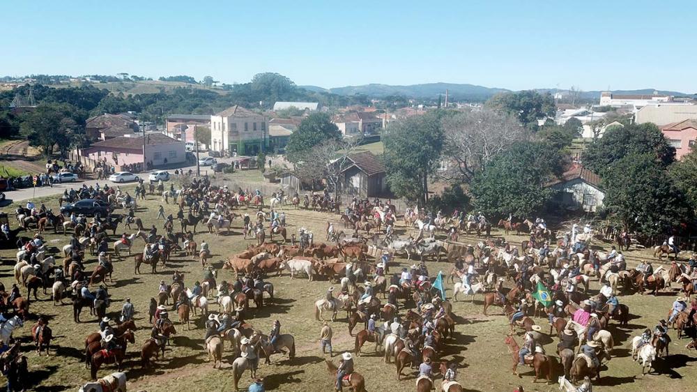 O último Encontro Tropeiro reuniu mais de mil cavaleiros no Santuário Diocesano de Nossa Senhora das Brotas, padroeira da Rota dos Tropeiros. Foto Toninho Anhaia.
