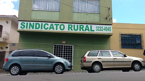 Na nota o Sindicato salienta que irá atender uma pessoa por vez e deixará disponível álcool em gel e tomara as medidas de segurança recomendas pelas autoridades de saúde