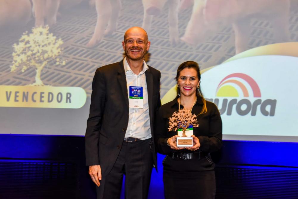  A Gerente de Vendas da Aurora Coop, Claudia Romancini Colmiran, recebeu o troféu em Medianeira (PR) durante evento da AveSui.