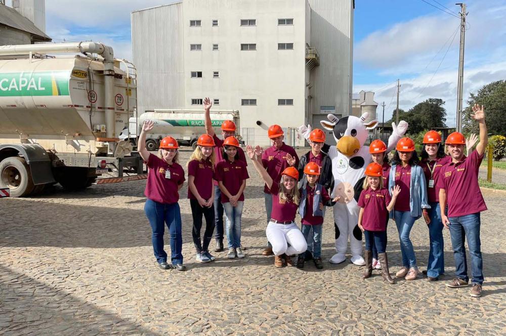 Os participantes visitaram a Fábrica de Ração CAPAL, onde conheceram todo o sistema de produção da ração fabricada pela cooperativa, bem como o controle de qualidade. 