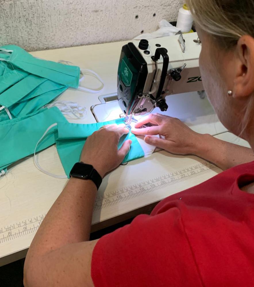 Até o momento, 13 voluntárias já produziram as máscaras de tricoline e estão se preparando para fabricar mais unidades. Para o trabalho, a Frísia já doou mais de 150 metros de tecidos, elásticos e fios.