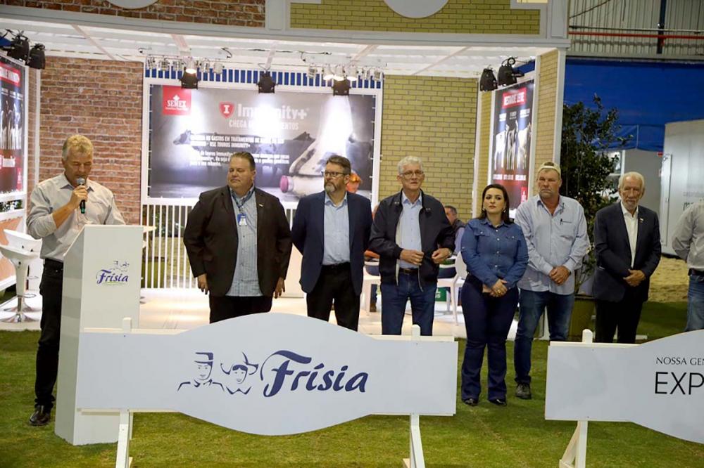 O evento teve a presença de autoridades políticas e da cadeia produtiva do Estado, além do Conselho de Administração, Superintendência e colaboradores da Frísia, realizadora da feira. Foto Divulgação