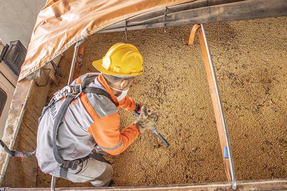 No segmento granéis sólidos, o destaque é para o volume de soja: 2,24 milhões de toneladas no mês – 103% a mais que em abril de 2019