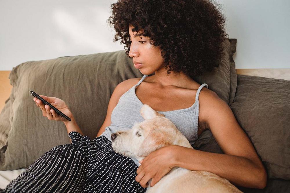 O WhatsApp é o meio digital preferido por 78% dos entrevistados de todas as idades para manter contato com a clientela.Foto de Samson Katt no Pexels