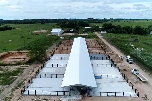 O galpão sustentável tem 135 m × 44 m, com área útil de 5.940 metros quadrados e irá coletar água da chuva para ser utilizada no cocho e os desejos serão utilizados na lavoura.