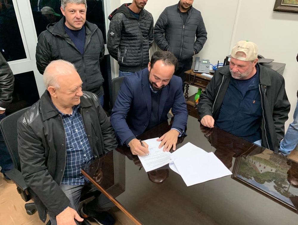 O presidente da Alep, Ademar Traiano assina convênios de R$ 12 milhões com o prefeito Henrique Carneiro de Piraí do Sul. Foto Divulgação