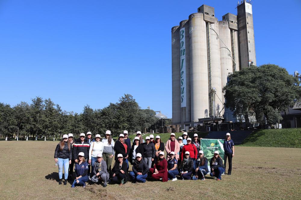 Mulheres conheceram o funcionamento da Cooperativa Agroindustrial Bom Jesus.