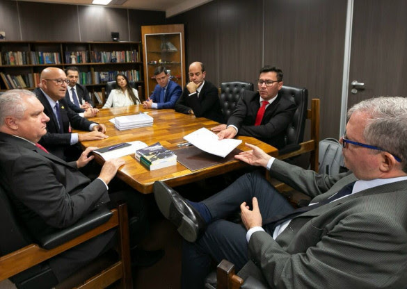 Deputados entregam ao TCU relatório técnico sobre pedágios do Paraná. Créditos: Gustavo Bezerra/Liderança do PT na Câmara