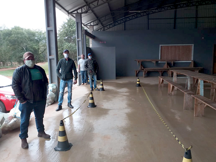Agricultores do município de Ipiranga realizando devolução de embalagens vazias de defensivos agrícolas na atividade realizada no dia 14/05/2020 localidade Colônia Adelaide.