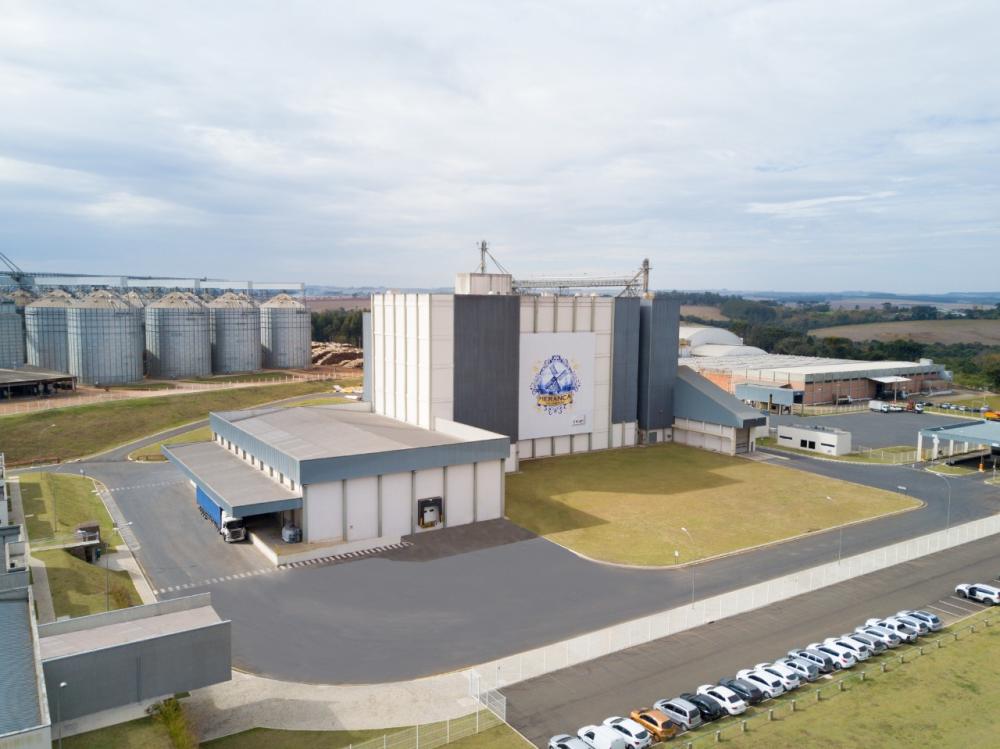 Na região dos Campos Gerais, as três cooperativas pertencentes à Unium (Frísia, Castrolanda e Capal) inauguraram, em 2014, o moinho Herança Holandesa, produzindo 25 tipos diferentes de farinha de trigo.