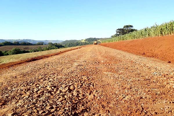 O Paraná dispõe de 97,8 mil quilômetros de estradas rurais municipais, segundo dados de 2017, que necessitam de frequentes manutenções e/ou adequações.