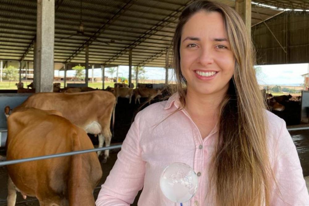 Jéssica Quirino da Silva desenvolveu uma pesquisa na UENP, relacionada ao diagnóstico precoce da mastite bovina. Foto: UENP