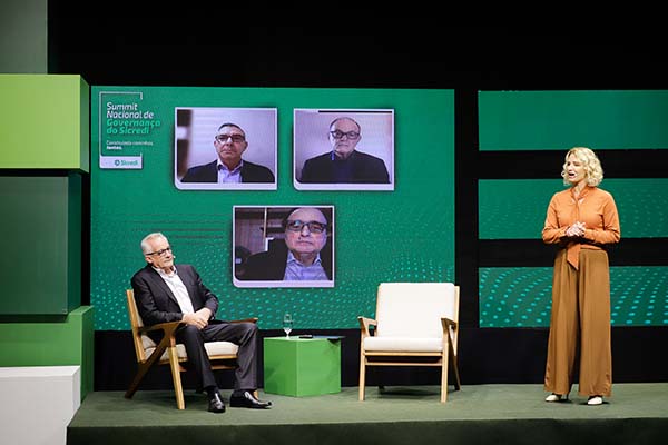 O objetivo do encontro foi refletir sobre assuntos relevantes para o futuro do Sicredi, como governança, liderança e o papel das cooperativas de crédito junto à sociedade. 