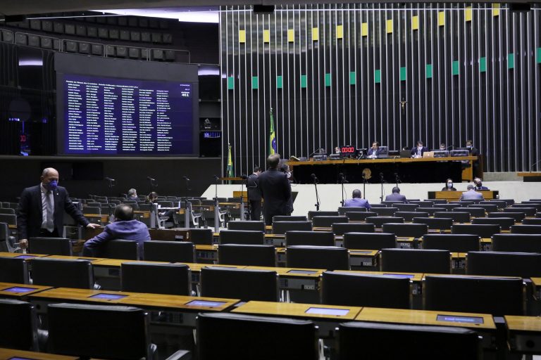 Dados do Incra, segundo o parlamentar, indicam que 78% das propriedades passíveis de regularização têm até um módulo fiscal. As com até dois módulos fiscais somam 89% da amostra. Por fim, aquelas com até seis módulos fiscais representam 96% do total. 