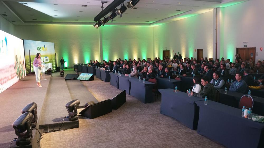 O encontro confere destaque especial aos avanços da biotecnologia no Brasil e no mundo e congrega obtentores (desenvolvedores de novas cultivares de soja), multiplicadores (indústrias de sementes), pesquisadores de diferentes centros e universidades e pro
