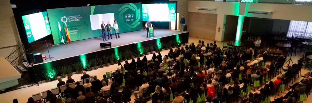 Os participantes também assistiram a uma apresentação de Luciano Salamacha, que trata da importância da união e da cooperação entre as pessoas, fundamental desde tempos imemoriais até os dias de hoje.