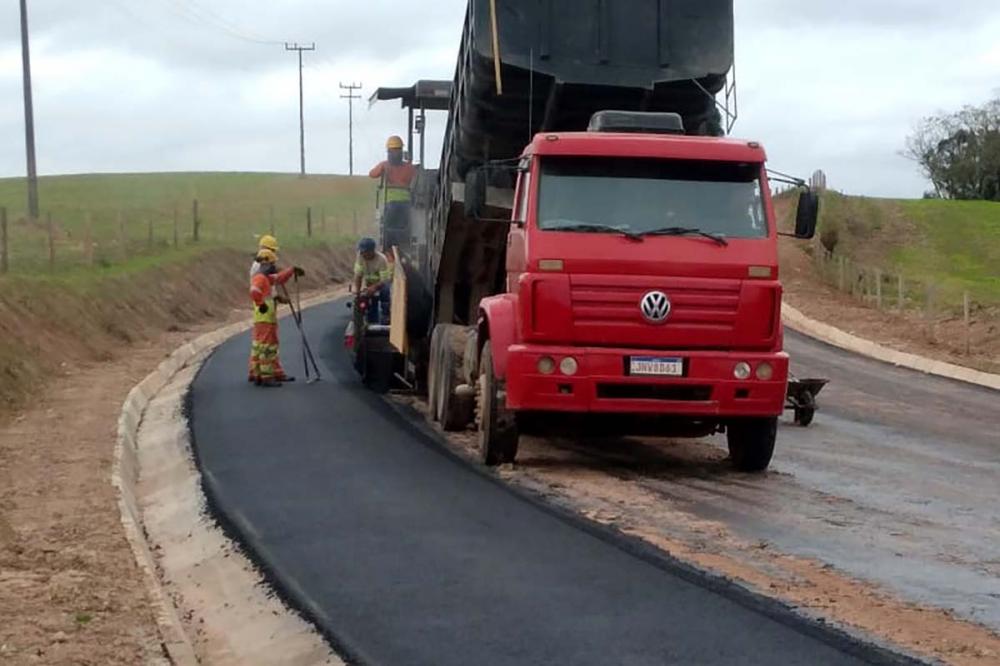 Os serviços de mais este trecho da estrada do Socavão iniciaram em novembro de 2021. Esta é a terceira etapa da obra que iniciou em 2009 com a pavimentação de 8,5 quilômetros entre a Castrolanda e o Cruzo e mais quatro quilômetros na Estrada do Cerne, no 