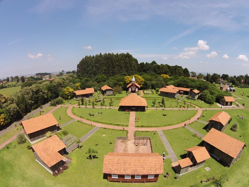No Paraná, a influência dos descendentes holandeses é forte, pois eles foram os responsáveis pela construção de instituições importantes para a cultura e para economia local, como é o caso das cooperativas, que hoje são uma das principais fontes de renda 
