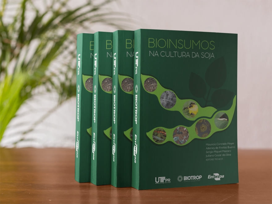 A publicação “Bioinsumos na Cultura da Soja”, dos editores Maurício Conrado Meyer (Embrapa Soja), Adeney de Freitas Bueno (Embrapa Soja), Sérgio Miguel Mazaro (Universidade Tecnológica Federal do Paraná) e Juliano Cesar da Silva (Biotrop), conta com 538 p