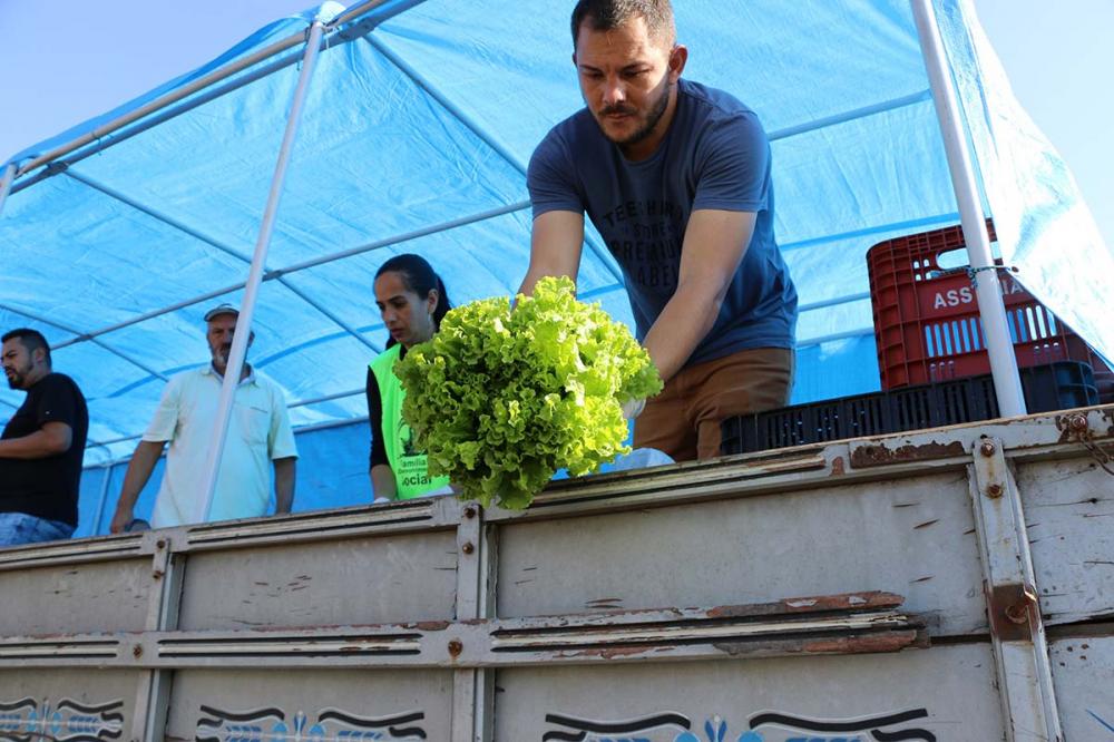 A cada 4 kg de recicláveis, os moradores recebem 1 kg de alimentos incluindo frutas, verduras e legumes, entre outros.