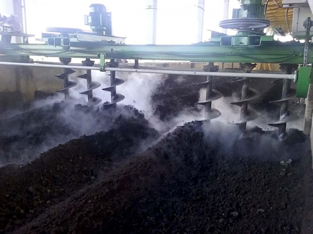 Revolvimento diário promove a oxigenação dos materiais (Fotos: Divulgação / Epagri)