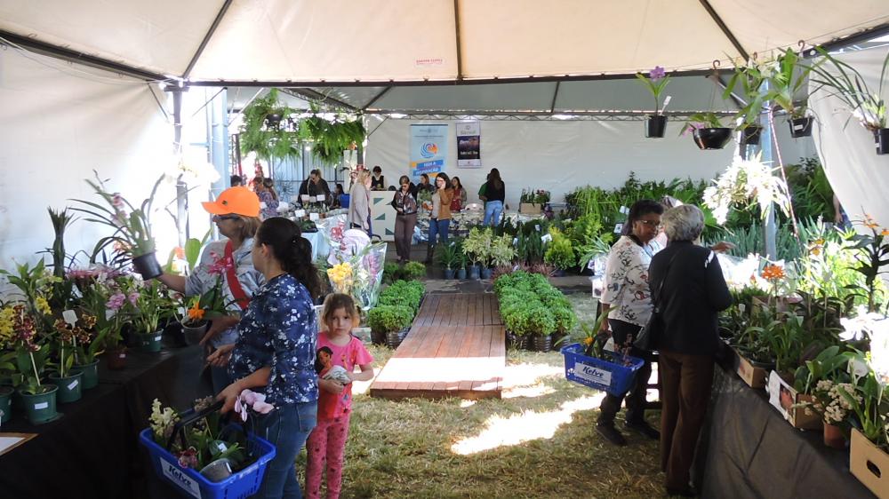 No evento promovido pela Capal Cooperativa Agroindustrial, que acontece entre os dias 13 e 16 de julho em Arapoti/PR, diversas entidades sociais e beneficentes da região participam com a comercialização de produtos próprios.