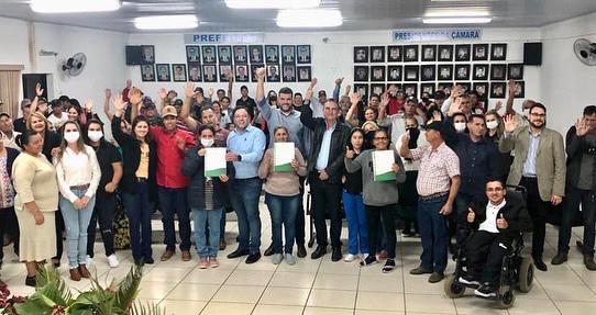 Em Ortigueira/PR, foram entregues 34 Títulos de Domínio (TDs) e 4 títulos provisórios no Projeto de Assentamento (PA) Índio Galdino; 12 títulos provisórios no PA Imbauzinho; 5 títulos provisórios no PA Libertação Camponesa, e por fim, 9 títulos provisório