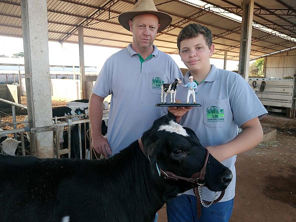 Duas gerações no Clube de Bezerras da Capal. O pai Leendert Kok que participou no passado agora incentiva seu filho Guilherme Kok nas atividades do Clube. Foto Toninho Anhaia