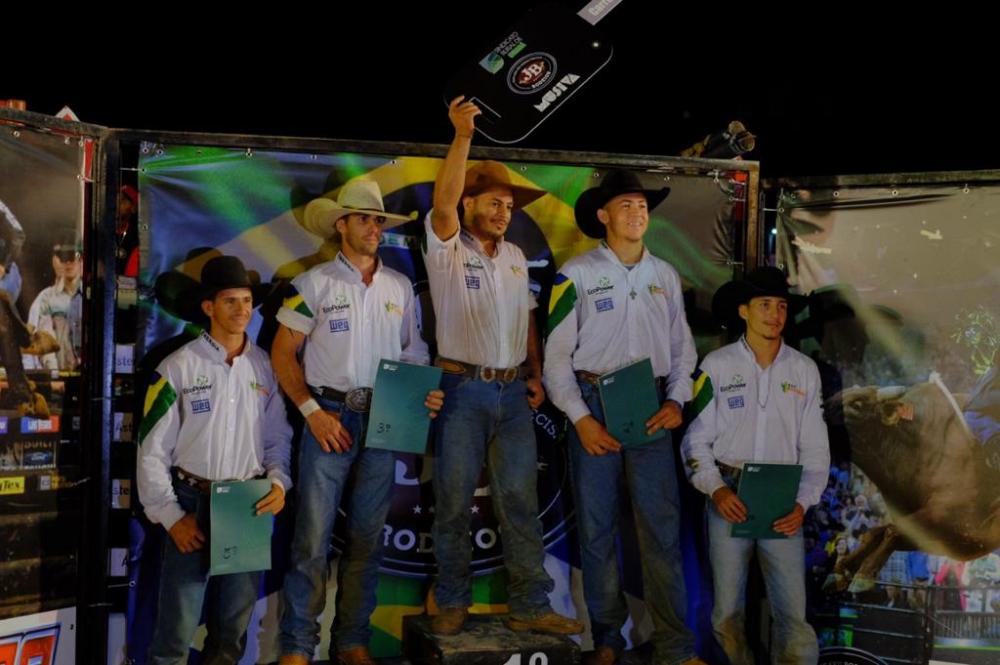 Valdecir Pereira Jr, o Boca Preta, de São José do Povo (MT), foi o grande vencedor do rodeio da 54° Expoagro.Fotos:Wesley Thiago e Vicente Delgado/Agronews
