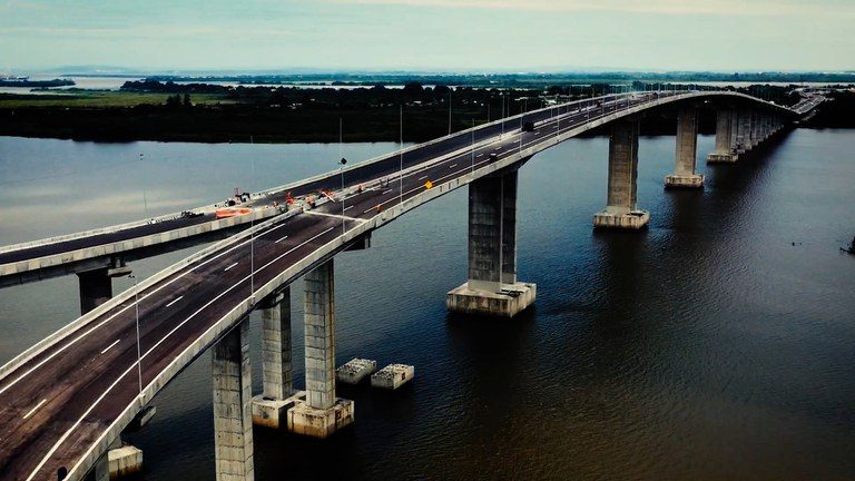 A segunda ponte sobre o rio Guaíba na BR-290, em Porto Alegre (RS) 