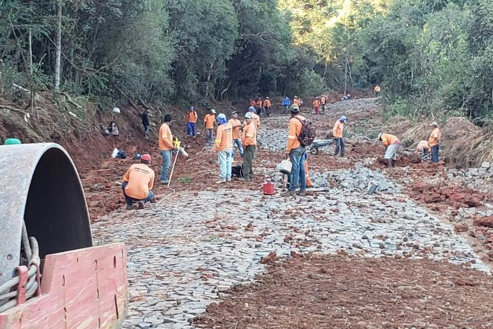 A readequação vai melhorar a trafegabilidade da estrada, com benefícios diretos para trabalhadores da agricultura familiar. Os recursos do convênio somam R$ 1,8 milhão, R$ 1,7 milhão o valor do repasse da Secretaria de Estado da Agricultura e R$ 129.409,7