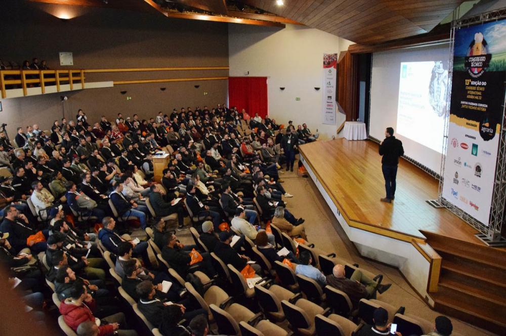 Na primeira palestra do dia Carlos Ruiz e Johan Bertazzoni, da HVG Lúpulos, trouxeram informações sobre programas de melhoramento de lúpulo realizados pela empresa em sua sede, na Alemanha. 