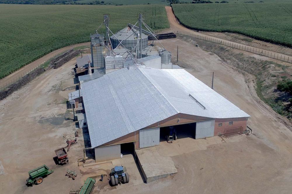 A manta asfáltica é um sistema de impermeabilização, versátil, flexível e fácil de ser aplicado, que protege a estrutura do telhado e oferece conforto térmico para a construção.