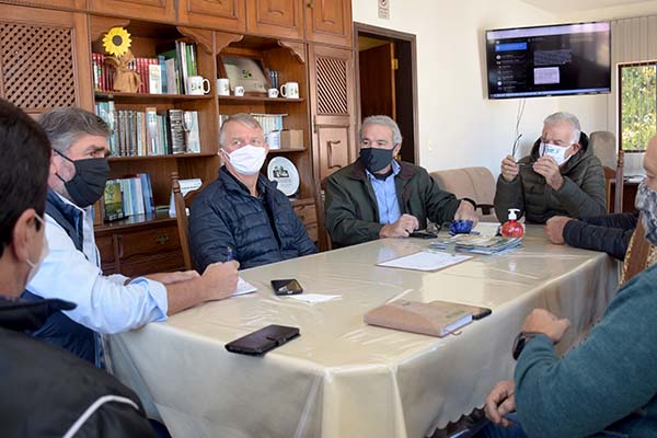 Nas reuniões do Café do Produtor todas as quartas-feiras são discutidos assuntos importantes na vida do produtor. O Assunto desta semana foi a proibição do Paraquate.