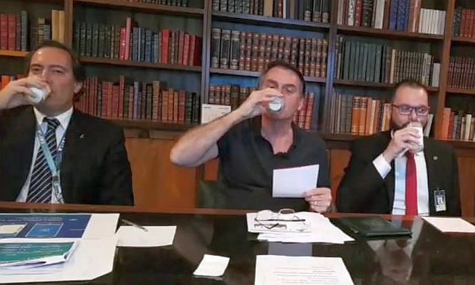 Durante o desafio, Bolsonaro enviou um recado especial aos trabalhadores do campo. “Vamos brindar aqui o nosso produtor rural, todo o pessoal do setor leiteiro do Brasil”, disse o presidente Bolsonaro.