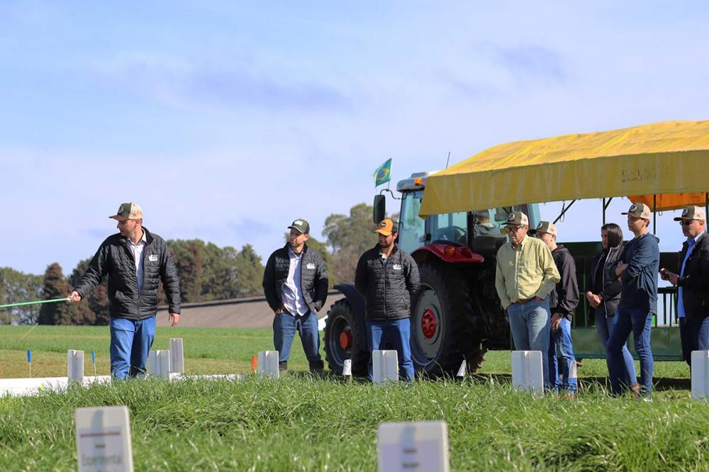 Além de observarem na prática as forrageiras de inverno, os participantes também puderam esclarecer dúvidas com a equipe da Fundação ABC, que é o braço de pesquisa e desenvolvimento das cooperativas Castrolanda, Frísia e Capal.