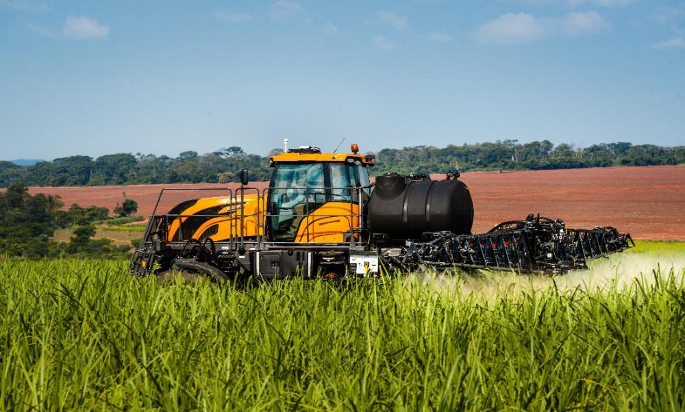 Os novos pulverizadores Valtra foram desenvolvidos para médios e grandes produtores rurais, com foco principal na aplicação de defensivos em lavouras de soja, milho, trigo, algodão e cana-de-açúcar.