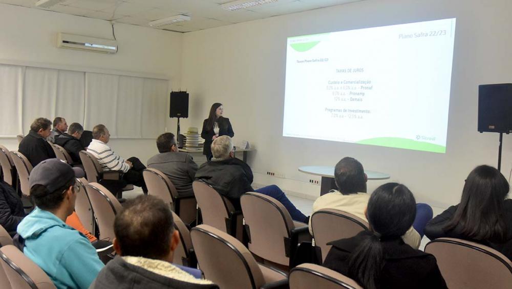 O encontro foi realizado no Salão de eventos do Entreposto da Castrolanda e na oportunidade os produtores conheceram linhas de crédito disponíveis, seguro rural e puderam esclarecer dúvidas. Fotos Toninho Anhaia