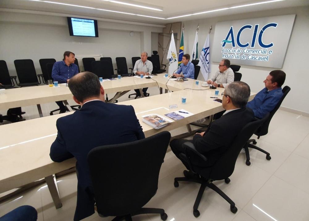 Dilvo em encontro com diretores da Acic na manhã desta quarta Crédito: Assessoria