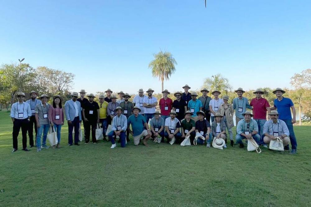 Missão Compradores, organizada pela Abrapa, Anea e Apex-BR, busca mostrar a 25 convidados de diversos países como o algodão é produzido no País.