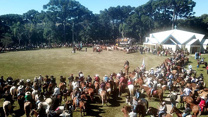 O evento em 2019 envolveu aproximadamente 1500 cavaleiros e amazonas e movimentou mais de 5 mil pessoas, que passaram o dia no Santuário Nossa Senhora das Brotas para almoço e missa no final da tarde. Foto Toninho Anhaia