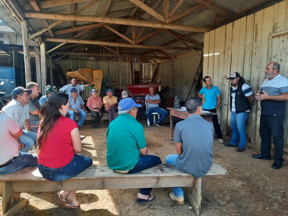 Contato direto com os agricultores familiares realizando reuniões mensais