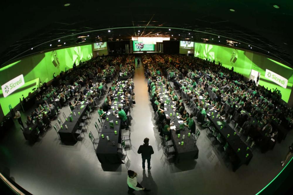 Ainda durante o evento foram saudados os 135 novos colaboradores que ingressaram na cooperativa no primeiro semestre, os destaques no atendimento da sede regional e os homenageados por tempo de casa, àqueles que completaram 10, 15 e 25 anos no último ano.